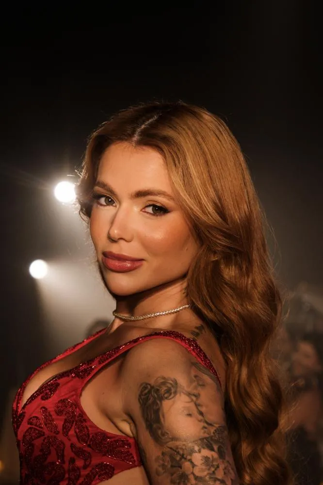 Thaís Vasconcellos homenageia Alcione com vestido vermelho na gravação de “Legado: Ferrugem Canta Alcione”